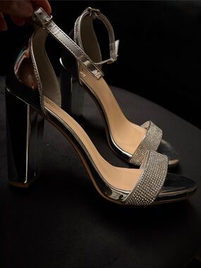 Silver Ankle-Strap 4’ Block Heel w/Crystal Accent toe-Not worn, Original Box